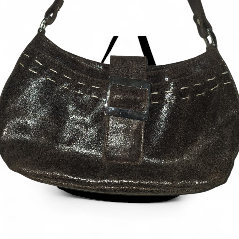 This shoulder bag features a vintage or Y2K-style design. - Picture 2 of 6